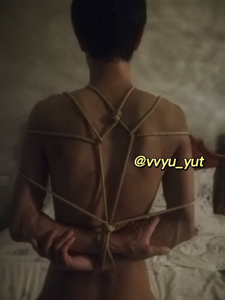 18年第一次尝试捆绑的菜鸟
22年的现在技术没有丝毫长进
（翻相册找到这一张还是很惊喜的，那时候大家都不带口罩，两个人都是懵懂的小白，在这条道路上摸索前行）
#四爱女攻 #四爱 
#女dom ＃女s男m