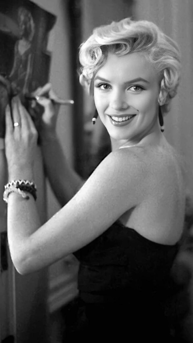 Noirchick1's tweet photo. Oh, the eyes of Marilyn.... https://t.co/qmvwvoJEqe
