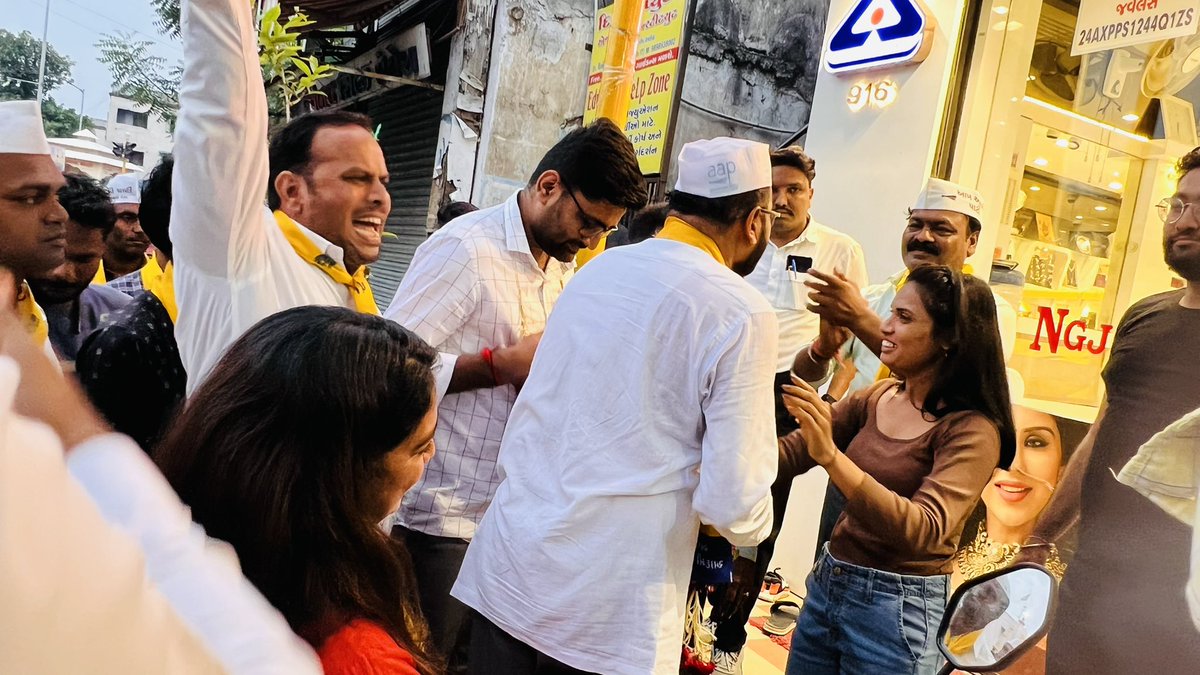 GauriDesaiAAP's tweet photo. આજ રોજ અસારવા વિધાનસભા મા પ્રદેશ પ્રમુખ @Gopal_Italia જી તેમજ આમ આદમી પાર્ટી ના ઉમેદવાર જે જે મેવાડાજી સાથે ડોર ટુ ડોર પ્રચાર તેમજ ગેરંટી કાર્ડ વિતરણ કરવામાં આવ્યું https://t.co/5men0vQWUw