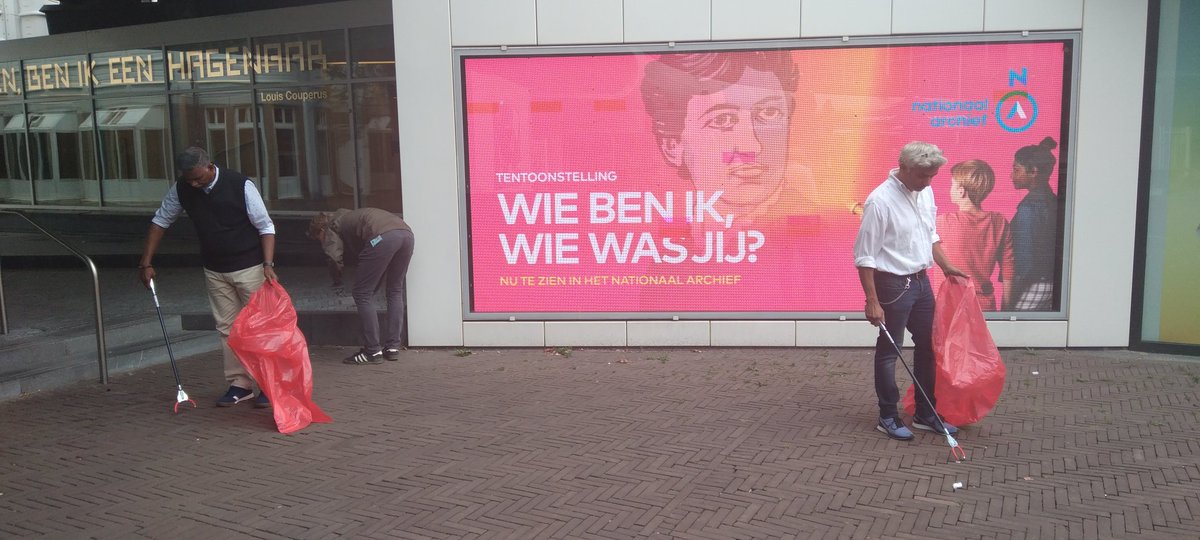 plasticvrij's tweet photo. 'Het @NLNatArchief ruimt op!' In het kader van @WorldCleanupDay raapten medewerkers  vanmiddag een halfuurtje vuil en peuken op het Anna van Burenplein in de @GemeenteDenHaag Niet te geloven: in een half uurtje raapten ze met 8 mensen ruim 3000 peuken!! #peukenmeisje #zerowaste https://t.co/o9Ev8Tdx6q
