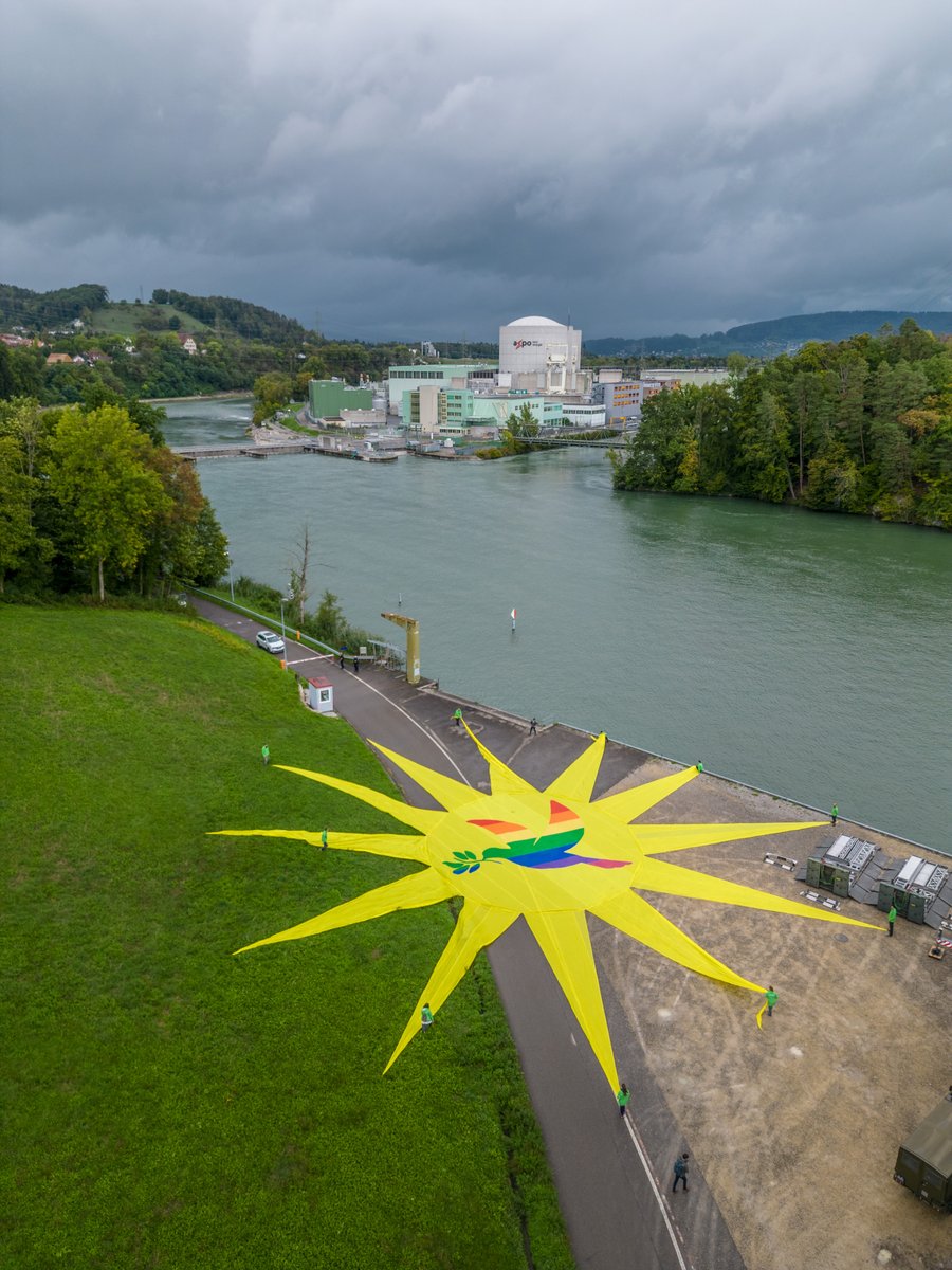 greenpeacebasel's tweet photo. #Solarsprint statt atomarer Rückschritt! Anlässlich der der laufenden Herbstsession waren wir heute vor dem Atomkraftwerk Beznau. Für eine klimafreundliche und energiesichere Zukunft braucht es einen massiven und schnellen Ausbau der Solarenergie. (1/3) https://t.co/bvjng2NsYr