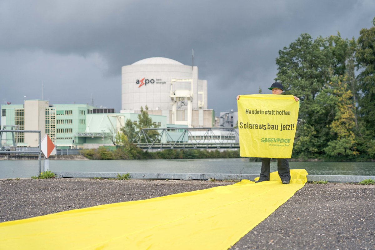 greenpeacebasel's tweet photo. Atomkraft rettet das Klima nicht! Trotz den märchenhaften Versprechungen neuer Technologien zeigen sämtliche unabhängige Einschätzungen, dass diese weder schnell genug einsatzfähig sein werden, noch wirtschaftlich rentabel. Risiken &amp; radioaktiver Abfall kommen dazu. (2/3) https://t.co/xJ0tOtwkSm