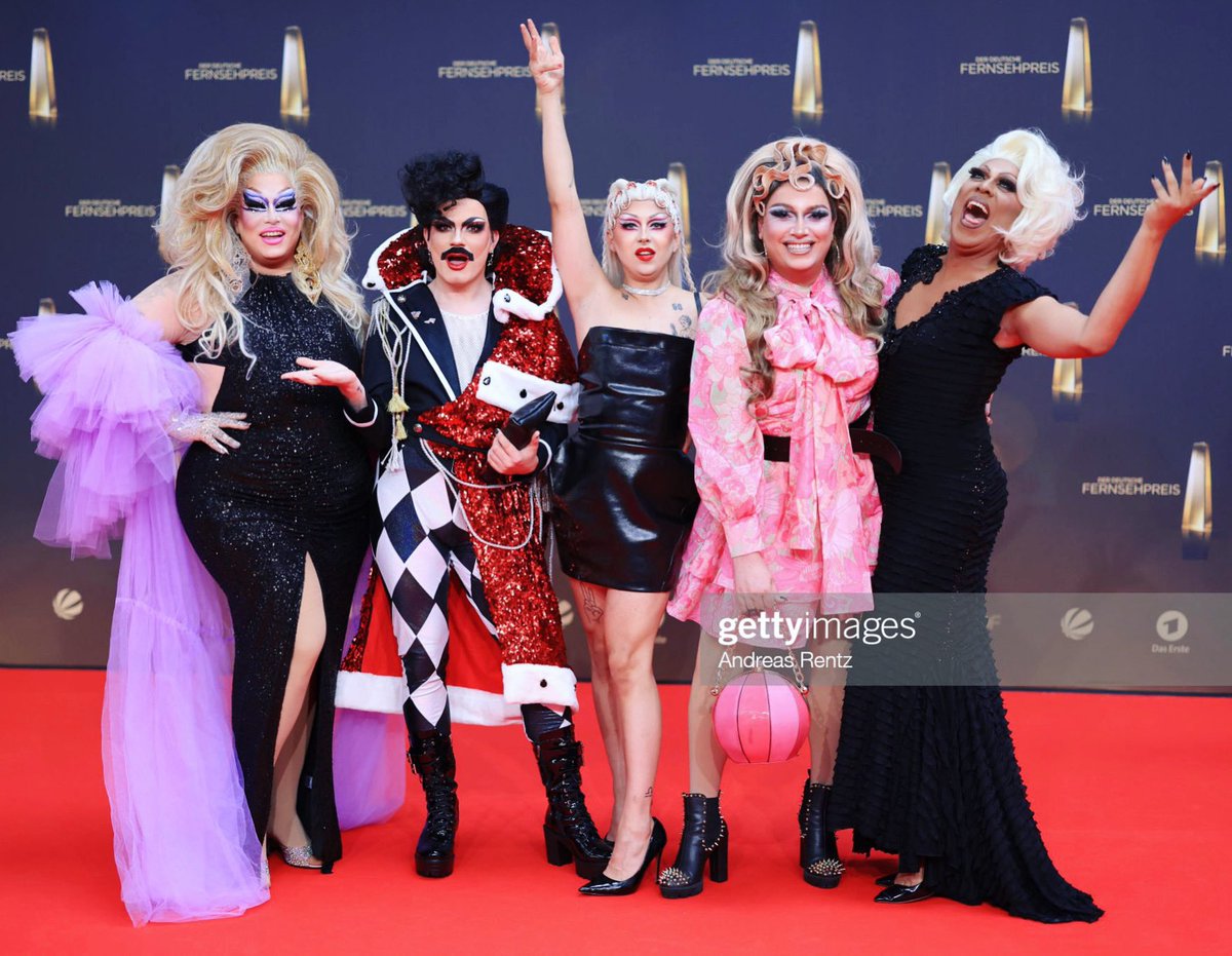 #VivaLaDiva beim #DeutscherFernsehpreis2022 🏆 &amp; Gewinner in der Kategorie „Beste Ausstattung Show“ sowie einer Nominierung in „Beste Unterhaltung Show” 💖#fernsehpreis #redcarpet #dragqueens 
📸 Andreas Rentz