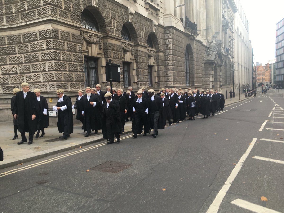 legalhackette's tweet photo. Judges and barristers lead by ⁦@Kirsty_Brimelow⁩, chair of ⁦@TheCriminalBar⁩, walk from the Old Bailey to lay a wreath ⁦@HonSocGraysInn⁩ in tribute to Queen Elizabeth II. https://t.co/jxEocclTB7