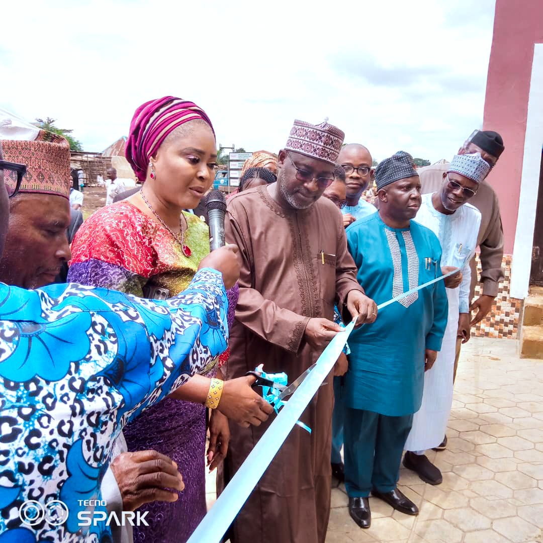 The HMWR <a href="/SHadamufnse/">Engr. SHAdamu</a> commissions an ultra modern Bio degradable Toilet Facility donated  by <a href="/David_Alaba/">David Alaba</a>( a Renown Footballer with Real Madrid) and his Foundation  in collaboration with (<a href="/nidcom_gov/">Nigerians in Diaspora Commission</a>) &amp; <a href="/OPSWASH1/">OPS-WASH</a>  at Ogere Remo Community in Ogun State 15/9/22