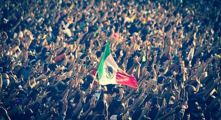 Hoy lo más importante es México no hay colores, posición social,política  económica y más si señor viva México 🇲🇽