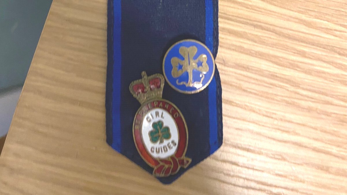 An original Girl Guides navy badge tab (c.1990) was found near St Giles' Cathedral in Edinburgh on Tuesday and we want to find the owner! DM us if you know who that might be and tell us what the third badge on the tab is.