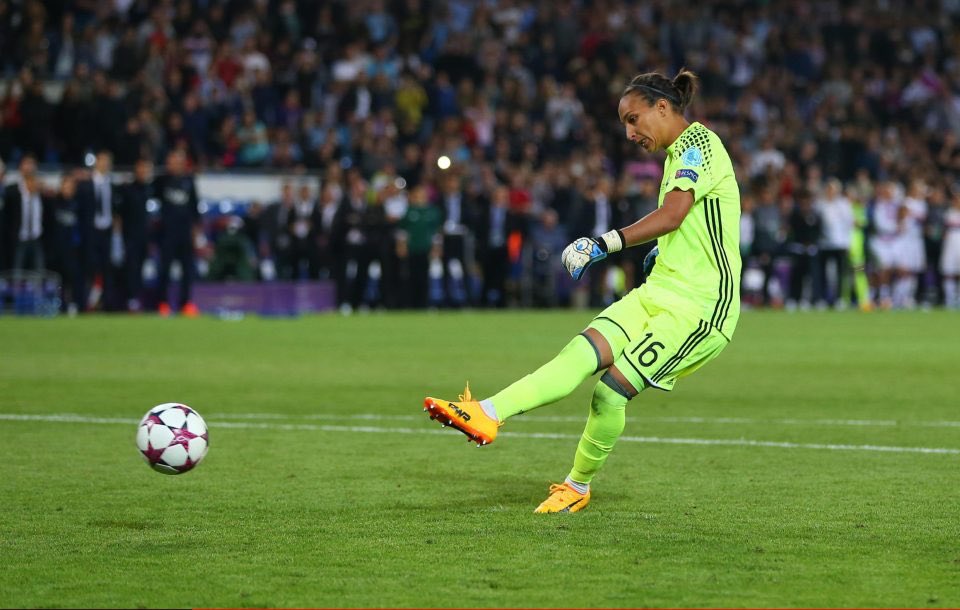 After 13 years, and a loan in OL Reign, Sarah Bouhaddi leaves Olympique Lyon.

According to you, where will she go ?