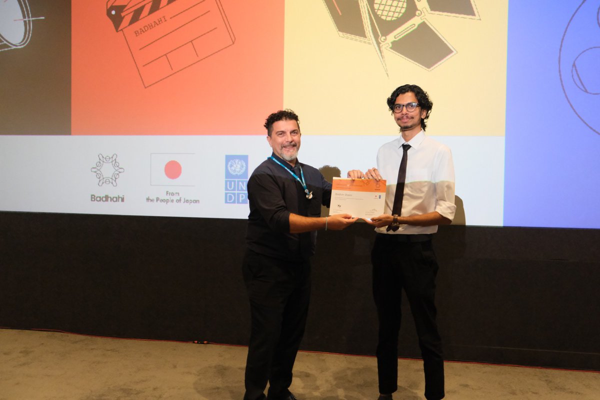 UNDPMaldives's tweet photo. Proud moment for all participants of the #BadhahiFilmSeries! 

Under the guidance of lead trainer Hussain Yamin, youth participants of #BadhahiFilmSeries have created strong advocacy products for social issues that the younger generation faces in society. 

@JapanGov https://t.co/UP0818pQxK