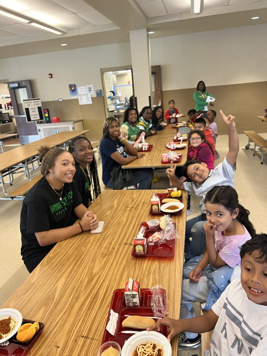 VogelpohlSara's tweet photo. The awe and excitement of seeing BSHS at lunch today was amazing 🤩#DefendingStation #BulldogStrong
#prideofthenorthside @coachhawkins1 @UK_Eagles https://t.co/H1LC46pShg