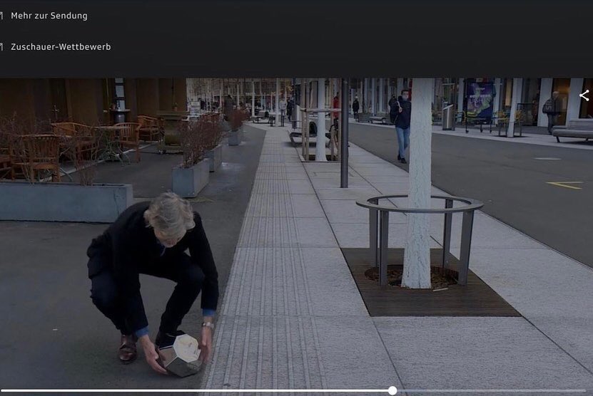 cosmicball's tweet photo. Genau vor einem halben Jahr besuchte mich das Schweizer Fernesehen @srfnews „Gesichter und Geschichten“ im Atelier @URNE_CH. Hier geht es zur Reportage: https://t.co/wYzwCmo6XO… 

#urn #urne #tod #bestattungsurne #death #srf #srfgesichterundgeschichten #cosmicball #züri https://t.co/dQ9UPJfEqS