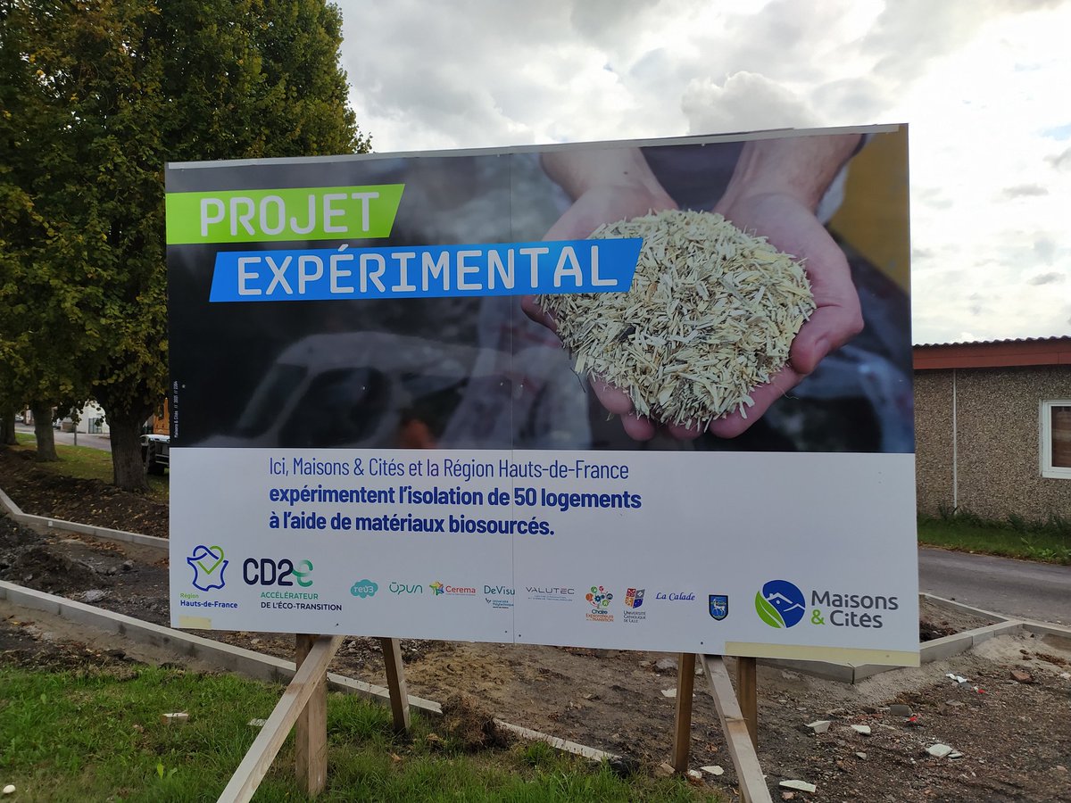 maisonsetcites's tweet image. Dernière étape de notre voyage de #presse : visite de la cité Barrois, à #Pecquencourt, en cours de #réhabilitation #ERBM. 50 logements y sont isolés en béton de #Chanvre : une expérimentation qui vise à prouver la faisabilité d'un usage massif de ce matériau #biosourcé
