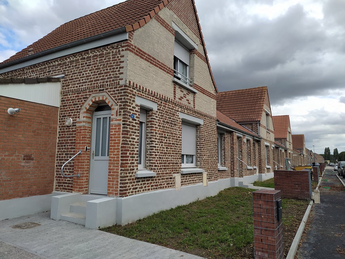 maisonsetcites's tweet image. Dernière étape de notre voyage de #presse : visite de la cité Barrois, à #Pecquencourt, en cours de #réhabilitation #ERBM. 50 logements y sont isolés en béton de #Chanvre : une expérimentation qui vise à prouver la faisabilité d'un usage massif de ce matériau #biosourcé