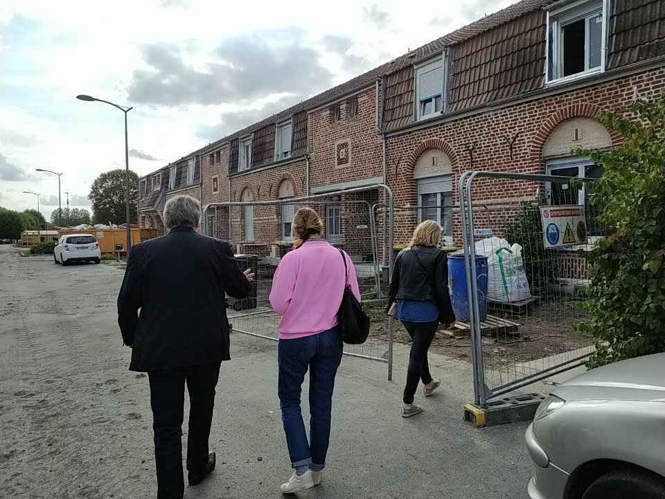 maisonsetcites's tweet image. Dernière étape de notre voyage de #presse : visite de la cité Barrois, à #Pecquencourt, en cours de #réhabilitation #ERBM. 50 logements y sont isolés en béton de #Chanvre : une expérimentation qui vise à prouver la faisabilité d'un usage massif de ce matériau #biosourcé