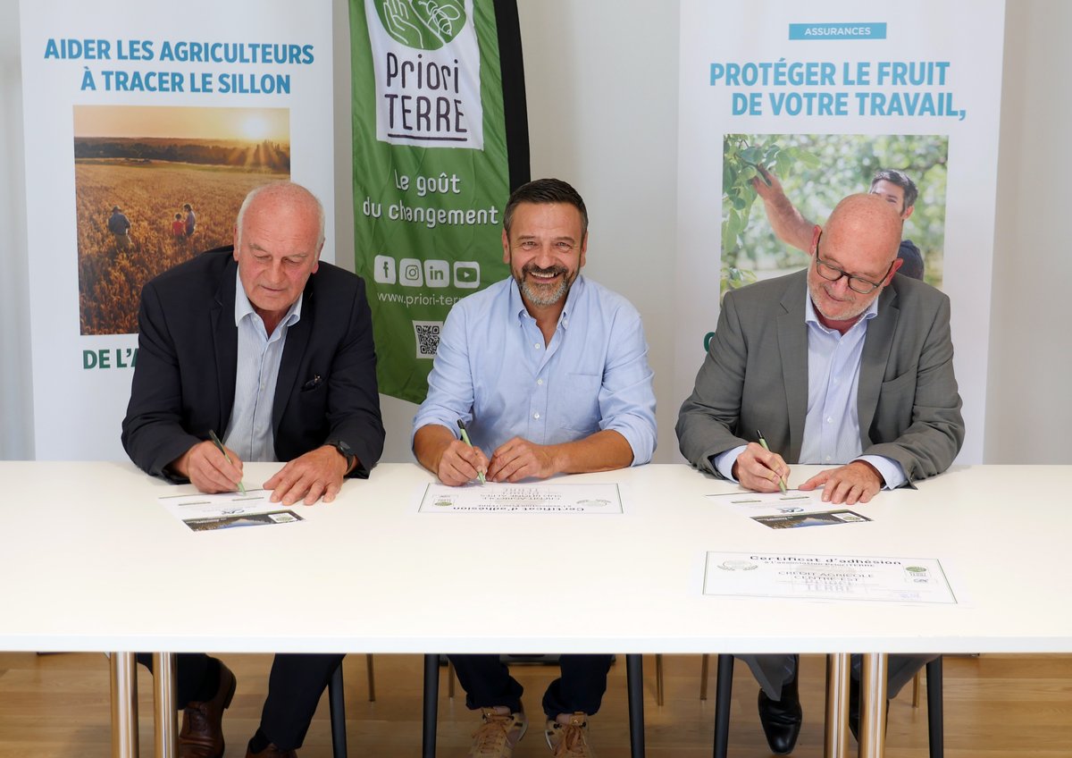 CASudRhoneAlpes's tweet photo. 🤝 Nous sommes heureux d'annoncer notre #partenariat avec l’association #PrioriTERRE qui a pour vocation d’agir en faveur d’une #agriculture saine, locale et respectueuse de l’#environnement ➡️ https://t.co/S9Q5V5h9Yt #Ensembleonyarrivera https://t.co/bWV2PA82WH