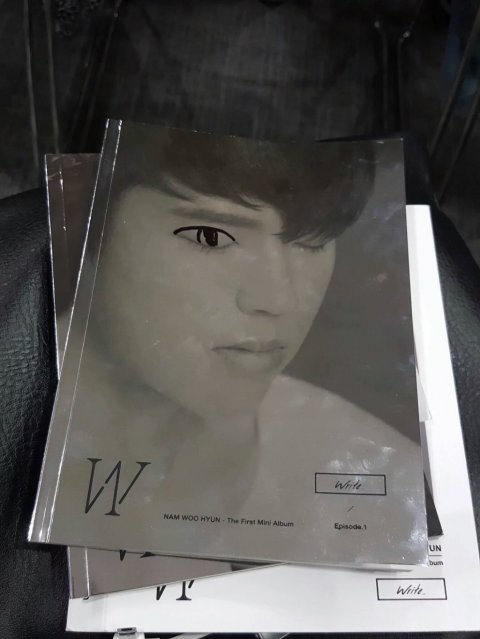 Lastar208's tweet photo. 하... 이 사진만 보면 웃음만 나와 팬싸에서 팬이 한정판 앨범(눈 뜬 버전) 없다고 그려달라 해서 그려준 결과물이라며... 우현이 본인이 그려놓고 징그럽다고 말한 것도 웃겨쥬금 https://t.co/bD5hcO68G5