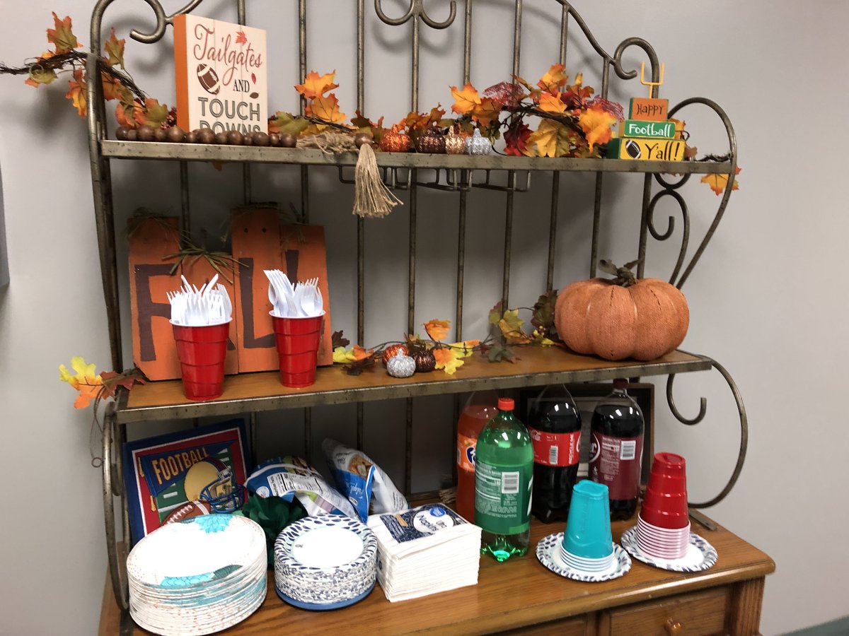 The OLE Social Committee’s September Birthdays Celebration. Thanks to all who contributed and 
@CandaceWashbur1
 and 
<a href="/Lrnaylor/">Lisa Naylor</a>
 for decorating. 
<a href="/pettersonash/">Ashley Petterson</a>
 #OLESocialCommitte