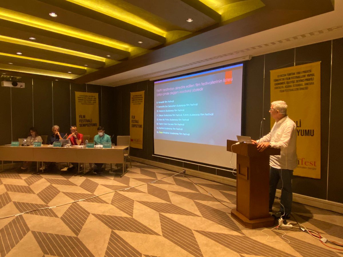 filmfestivalsym's tweet photo. Mustafa Fadıl Sözen "Bir Vaka İncelemesi Olarak Antalya Altın Portakal Film Festivali'nin Kimlik Savrulma Süreç Deneyimi" başlıklı sunumunu gerçekleştiriyor. @altinkozaff @screenfestjrnl #filmfestivalsymposium2022 #symposium2022 #screenfest https://t.co/a1OZqEKWbe