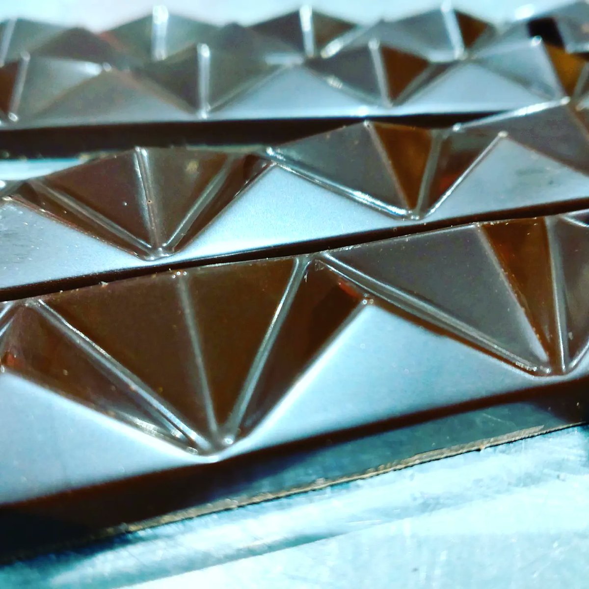 rsfinechocolate's tweet photo. Continuing from our previous post, we also make this delicious mini Pyramint Bar. 55% Dark Chocolate with a thin mint fondant filling 🍃 #pyramint https://t.co/pUPYLmxF0I