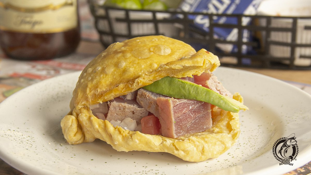 SoyCapitanP's tweet photo. ¿Tienes prisa y quieres algo rápido, rico y que vale la pena?🤤😍
Pídete una«Empanada de atún» 🥟 🐟
Pídelo en cualquiera de nuestras sucursales.
¡Te esperamos en #LaMejorPescadería!
#Empanada #Empanadadeatun #Deprisa #Mespatrio #deantojo #delmar #antojo #deliciousfood https://t.co/M9JVBvUdqY