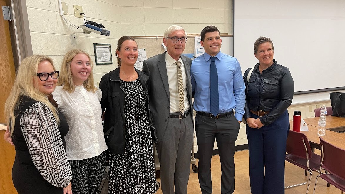 WEDCNews's tweet photo. To address the teacher shortage in #RuralWI, four South Central Wisconsin school districts are using the Workforce Innovation Grant to develop a scholarship program (GROW). #DreamItDoItWI
More on GROW from a visit to WI Heights School District (@WSAW): https://t.co/T6hrjk3Tgx https://t.co/FJZwCuucxn