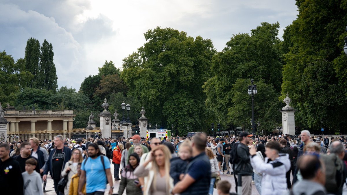 As people queue for miles to pay their respects to The Queen, with many standing for hours, here's some advice from our Medical Director Dr Lynn Thomas about how to look after yourself: bit.ly/3BlqqUI