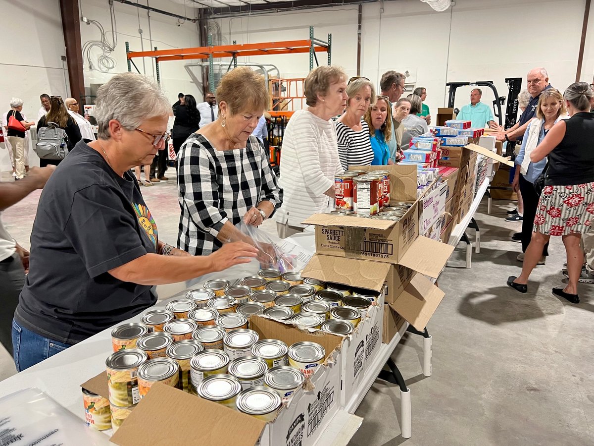 FoodbankSEVA's tweet photo. We’re getting right to work! A group of community volunteers packed 500 BackPacks this morning which will provide weekend meals to children and their families from Western Tidewater. #foodbankseva #HungerActionMonth2022 #EndHunger #foodbanksevaHAM #TeamWT https://t.co/r00cxzSk6o