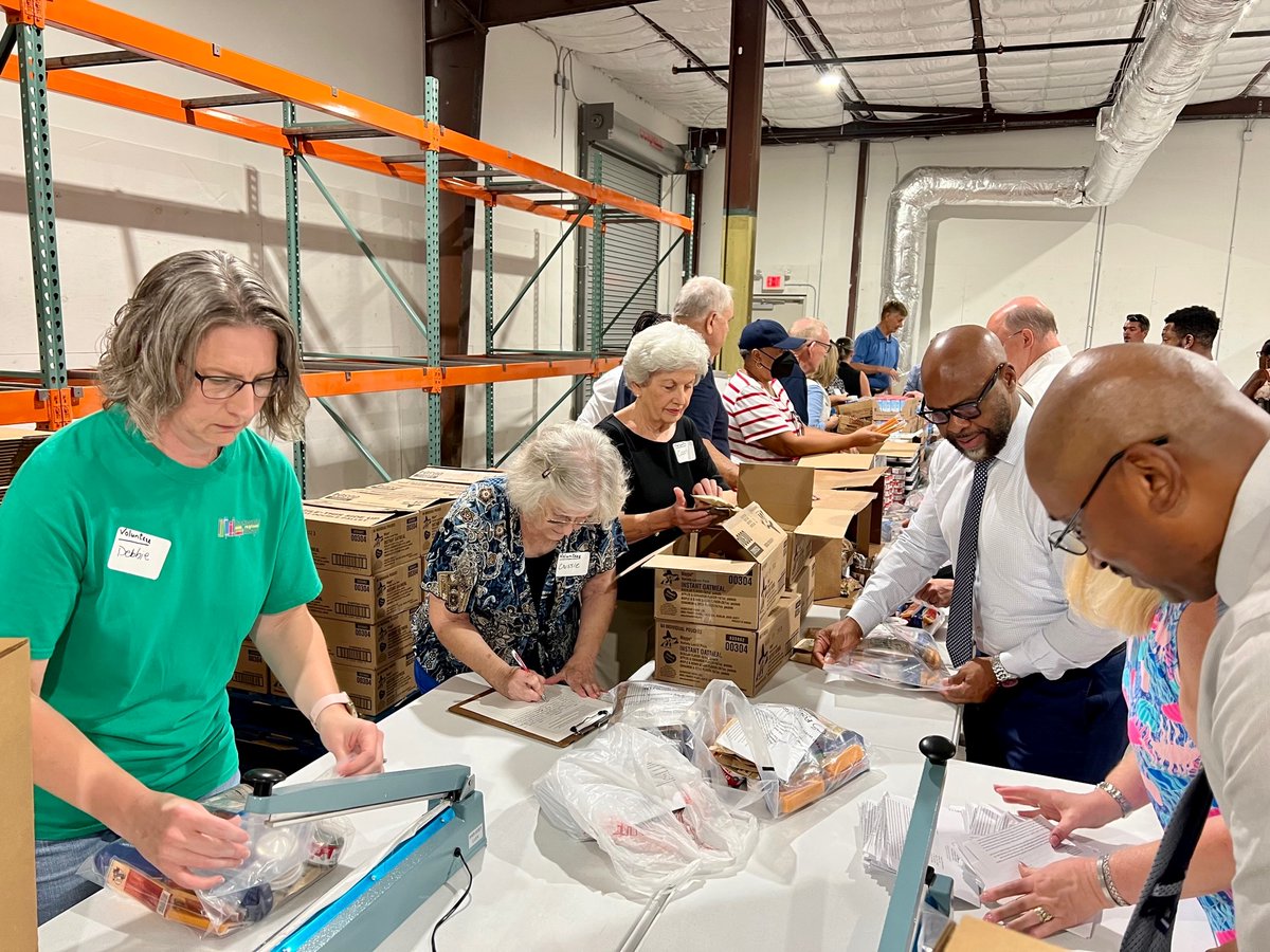 FoodbankSEVA's tweet photo. We’re getting right to work! A group of community volunteers packed 500 BackPacks this morning which will provide weekend meals to children and their families from Western Tidewater. #foodbankseva #HungerActionMonth2022 #EndHunger #foodbanksevaHAM #TeamWT https://t.co/r00cxzSk6o