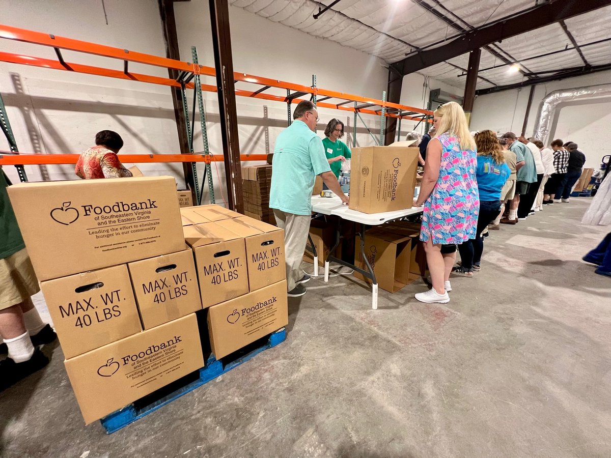 FoodbankSEVA's tweet photo. We’re getting right to work! A group of community volunteers packed 500 BackPacks this morning which will provide weekend meals to children and their families from Western Tidewater. #foodbankseva #HungerActionMonth2022 #EndHunger #foodbanksevaHAM #TeamWT https://t.co/r00cxzSk6o