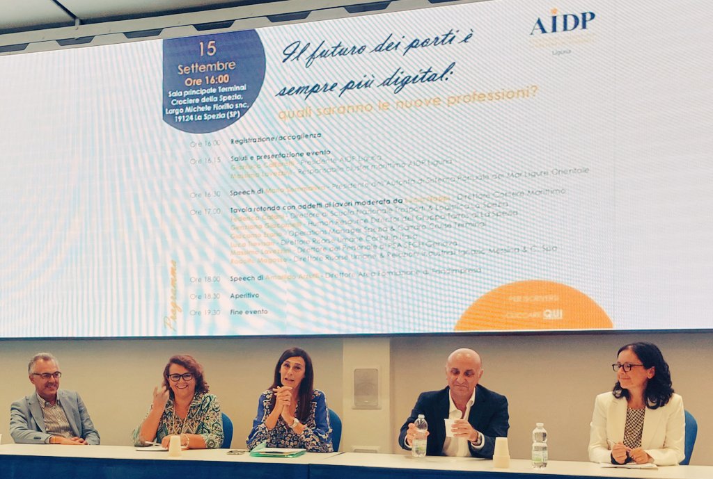Parte la tavola rotonda , moderata da #lucianappi #corrieremarittimo ,dove ascoltiamo i direttori delle #risorseumane, #lucatrevisan gruppo Contship, #genzianagiacomelli gruppo Tarros, #massimolavezzini Psa/Sech e #federicacatani Direttore Scuola Nazionale Trasporti&amp;Logistica🚢