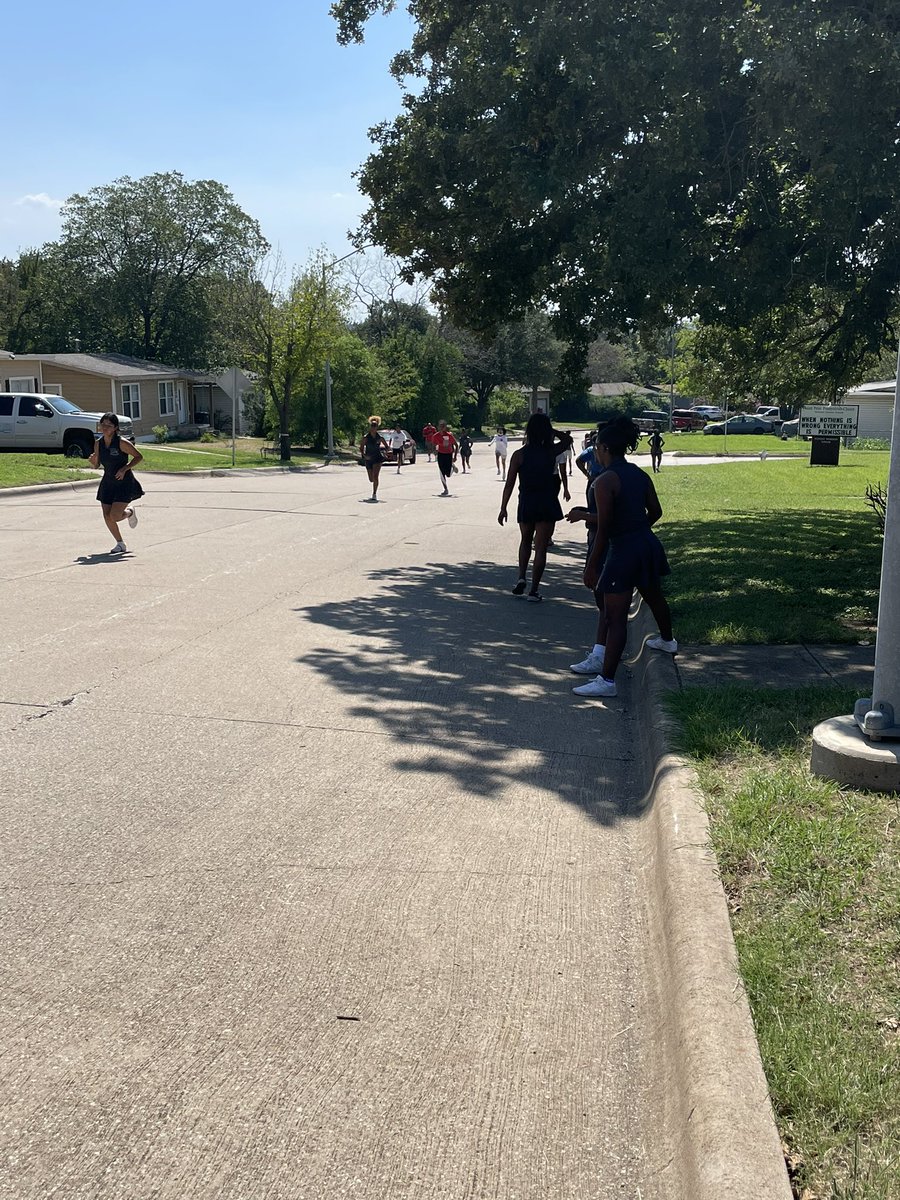 Who said cheerleaders don’t workout?? Check out #ThePLD cheerleaders running some hills. Once the we fix their form, they’ll be ready for the track. 🐾📣