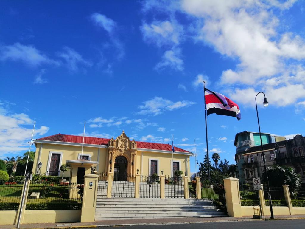 #MesDeLaPatria ¡Viva Costa Rica!  🇨🇷❤️ y ¡Vivan siempre el trabajo y la paz! Trabajo que realizamos desde la sede central de la Cancillería en San José, y desde cada una de las misiones, embajadas y consulados desde donde seguimos construyendo la política exterior de Costa Rica.