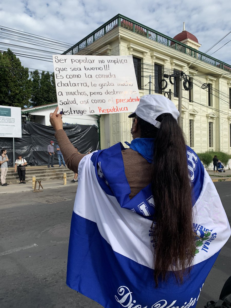 juandifiallos's tweet photo. El cartel más atinado que van a leer. https://t.co/Lt2i2r5Msm