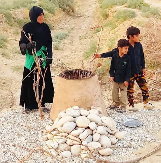 m_ghanavatii's tweet photo. حسینی که باشی،هر چه داری فدا میکنی برایش ...
خودش است و پسرانش و تنوری ...همه را به خط  کرده برای خدمت به  زوار مرز چزابه
بابی انت و نفسی اینجا تفسیر شده ...
امام حسینِ دارا و ندارها
#حب_الحسین_یجمعنا https://t.co/ci7h89HGAB