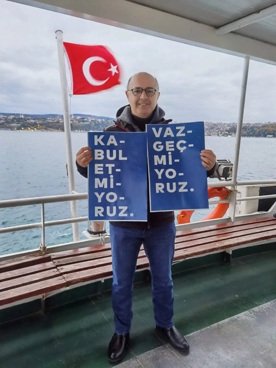 basarane's tweet photo. Tuna Hoca, KABUL ETMEDİĞİ için, çıkarlarını korumaktan VAZGEÇMEDİĞİ üniversitesinden ve öğrencilerinden 3 ay daha uzaklaştırıldı. Tuna Hoca yalnız değildir. #TunaTuğcuÜniversitedir https://t.co/H7hwgc5d55