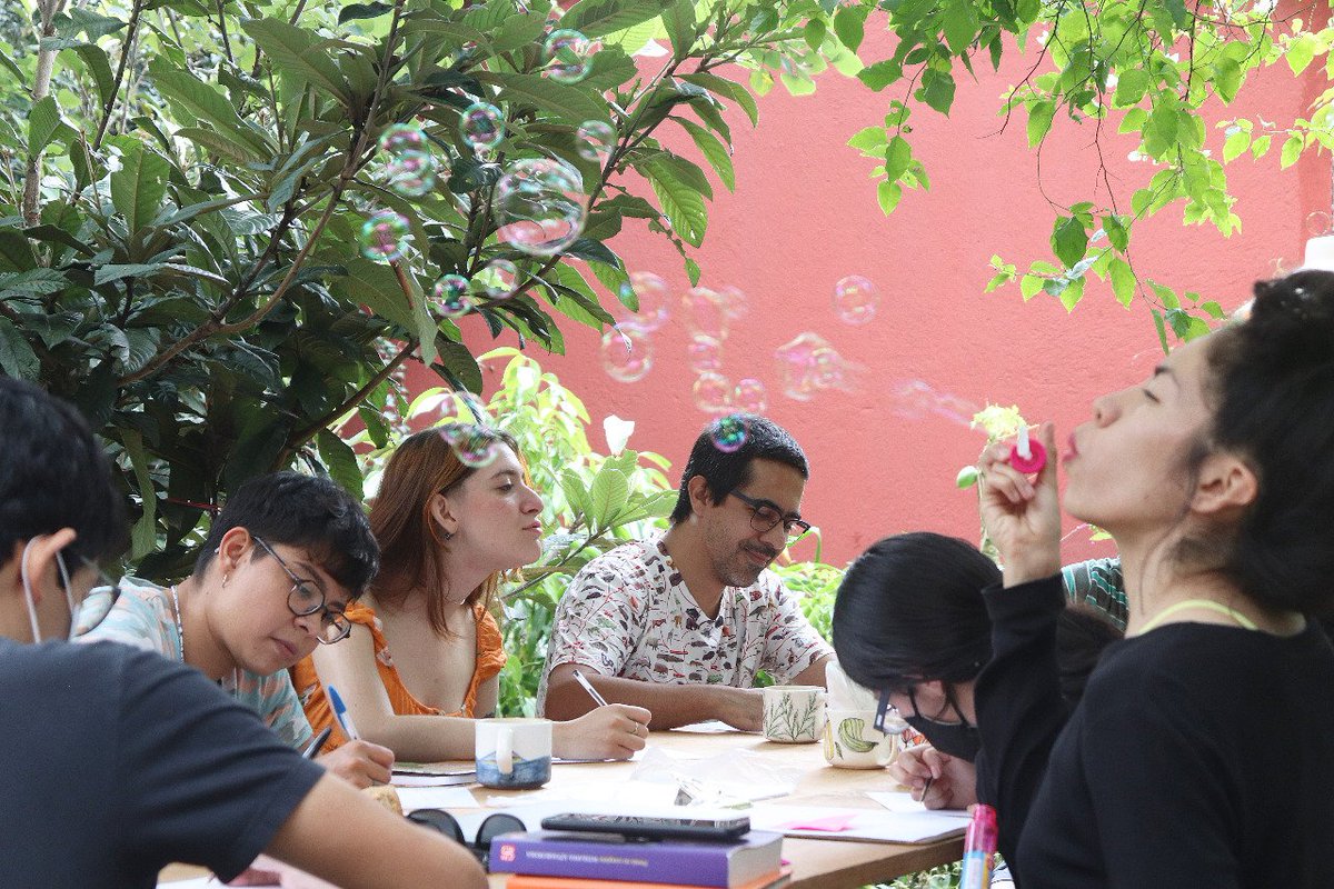 CienciaSlam's tweet photo. Nos gusta pensar que la escritura es una actividad que se hace en conjunto y toma muchísima fuerza con la oralidad.
Acá en el taller de Carol Cervantes
📷: Sil Mohedano https://t.co/5dL0yj0Wkm