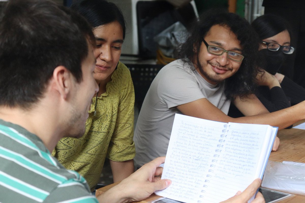 CienciaSlam's tweet photo. Nos gusta pensar que la escritura es una actividad que se hace en conjunto y toma muchísima fuerza con la oralidad.
Acá en el taller de Carol Cervantes
📷: Sil Mohedano https://t.co/5dL0yj0Wkm