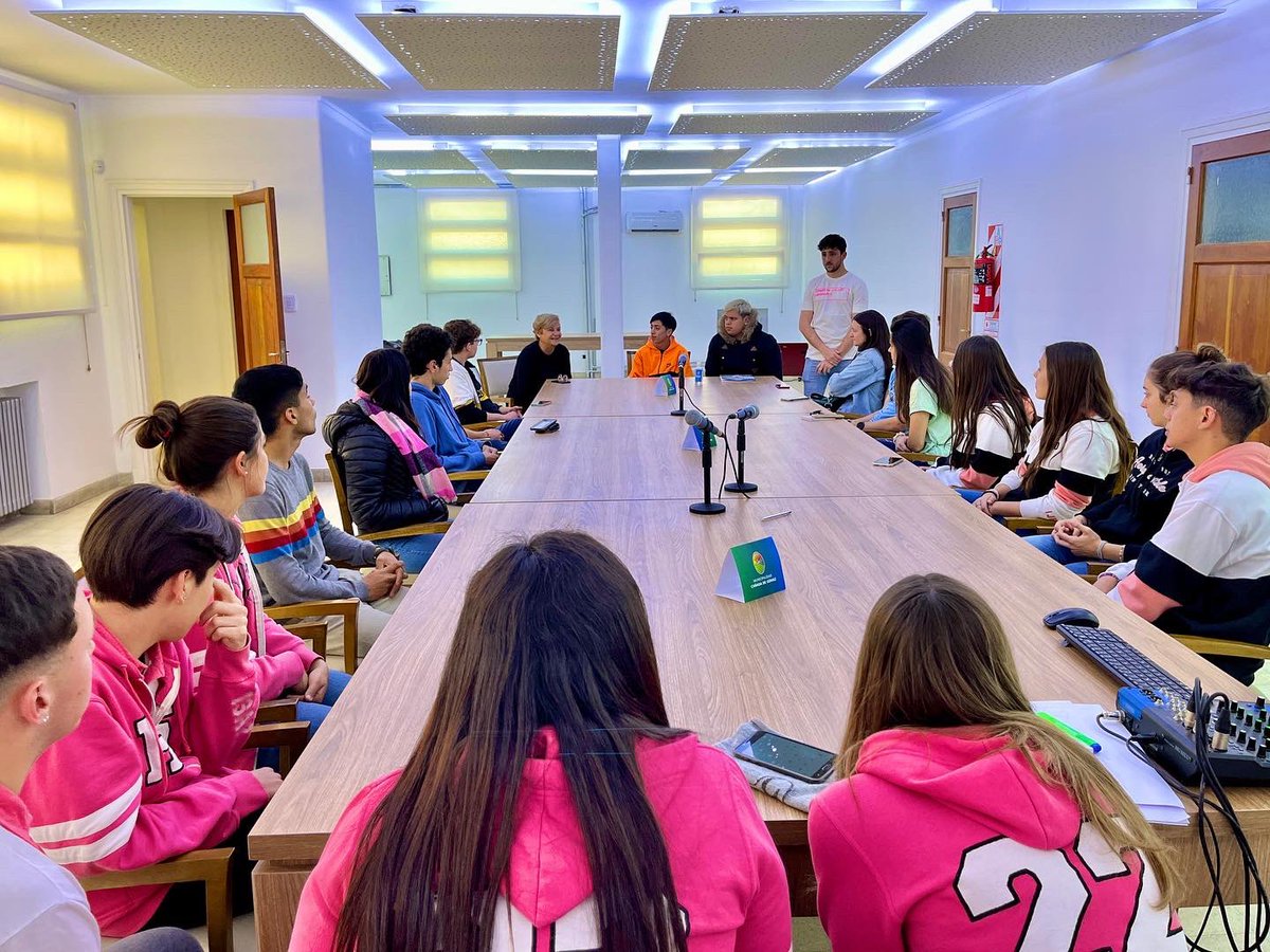 muni_CdG's tweet photo. 🙋🏻‍♂️🙋🏻‍♀️ Siempre con nuestros jóvenes. Nos reunimos con los Centros de Estudiantes de la ciudad para conversar sobre nuevos proyectos y la organización en conjunto para el Día de la Primavera en el Parque Municipal con dj´s, bandas en vivo, juegos y sorteos. 🌸❤️ https://t.co/IGNANUfQ2c