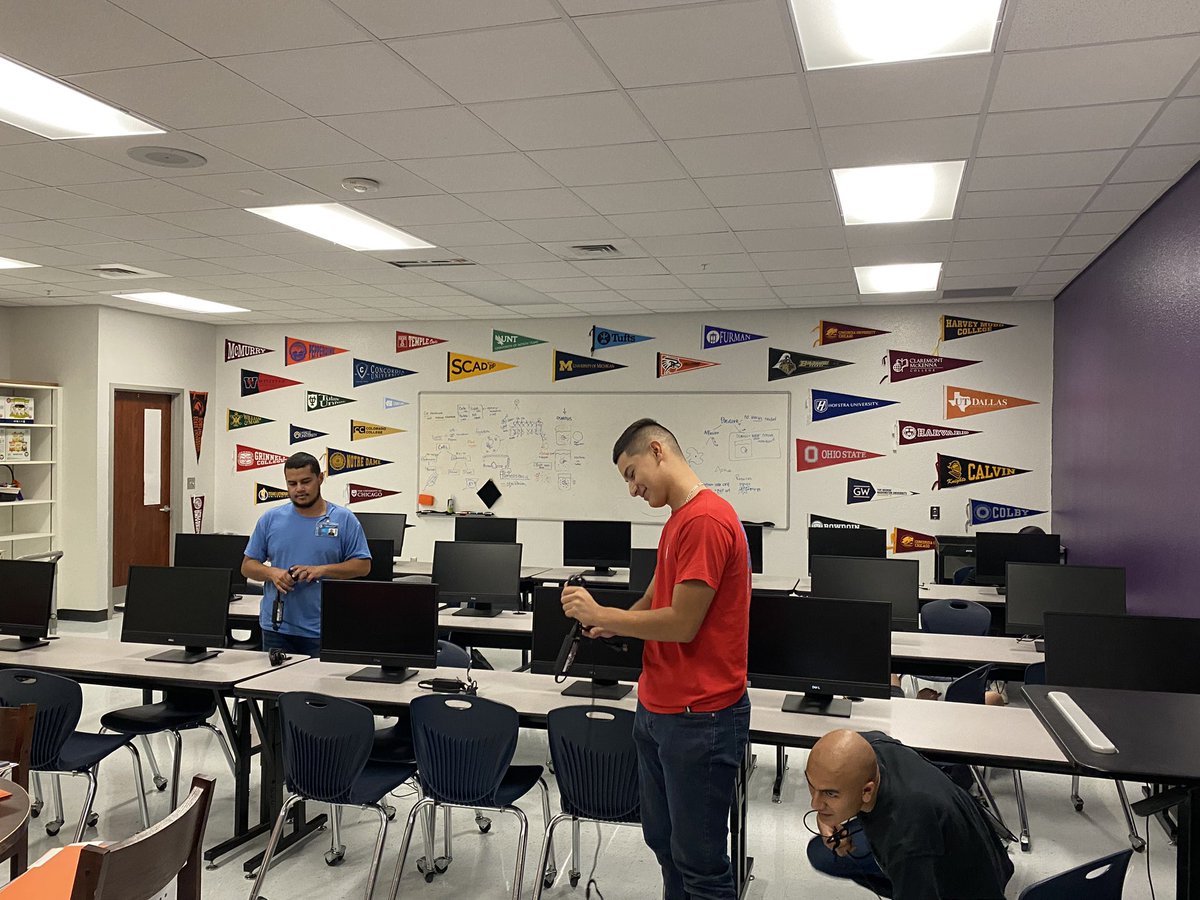 luismartinezMBA's tweet photo. Huge shoutout to our awesome computer technician Joseph and his hardworking student assistants for getting our @SCEIs_EHS room looking like a proper lab! @Eastlake_HS https://t.co/uujBhb9ktQ