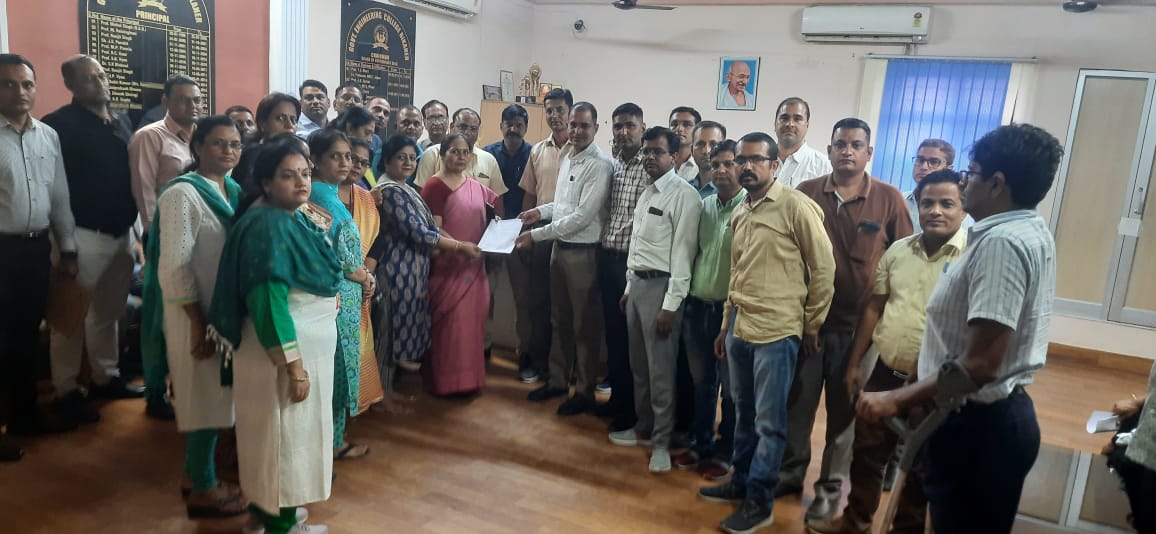 RajasthanRecta's tweet photo. अपने अध्यक्ष के आव्हान पर विभिन्न अभियांत्रिकी महाविद्यालयो के कार्मिको ने अपने महाविद्यालय के प्राचार्य को अपनी चार सूत्रीय मांगों को उच्च स्तर तक भिजवाने व पद्दोनीति के लाभ देने के लिए ज्ञापन दिया गया। @RajCMO @CMHelpdesk @drsubhashg @KalrajMishra @ashokgehlot51 @BTUBikaner https://t.co/WNvpHgEGzR