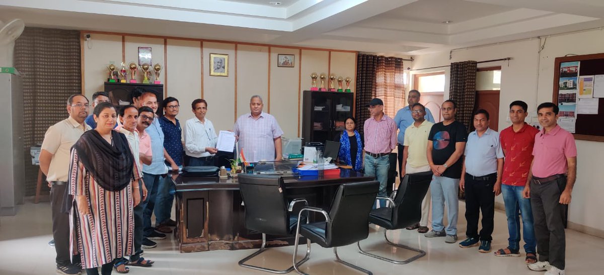 RajasthanRecta's tweet photo. अपने अध्यक्ष के आव्हान पर विभिन्न अभियांत्रिकी महाविद्यालयो के कार्मिको ने अपने महाविद्यालय के प्राचार्य को अपनी चार सूत्रीय मांगों को उच्च स्तर तक भिजवाने व पद्दोनीति के लाभ देने के लिए ज्ञापन दिया गया। @RajCMO @CMHelpdesk @drsubhashg @KalrajMishra @ashokgehlot51 @BTUBikaner https://t.co/WNvpHgEGzR