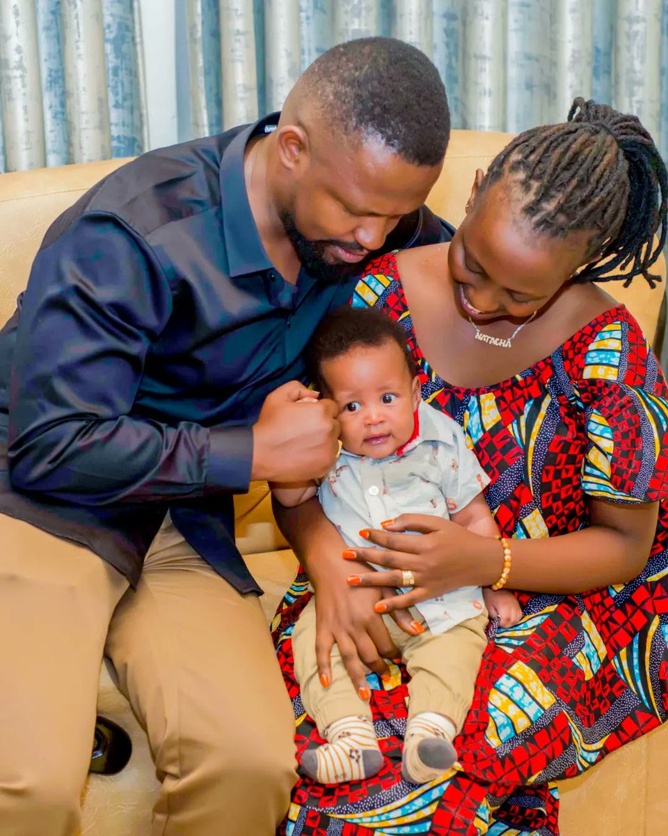 umutistudio's tweet photo. Famille #Niyonshuti Turishimye cyane rwose kuko Imana Idukunda Igashyiramo n' agasukari 😋😋😋
Muri make turi Abana ndetse ba #Bucuras Ikaba Papa 😊
@niyonshutinatacha &amp; @liam_bogdan muri impamvu ituma mbaho 🤲🏾🙏🏿 https://t.co/yld6tHzL7D