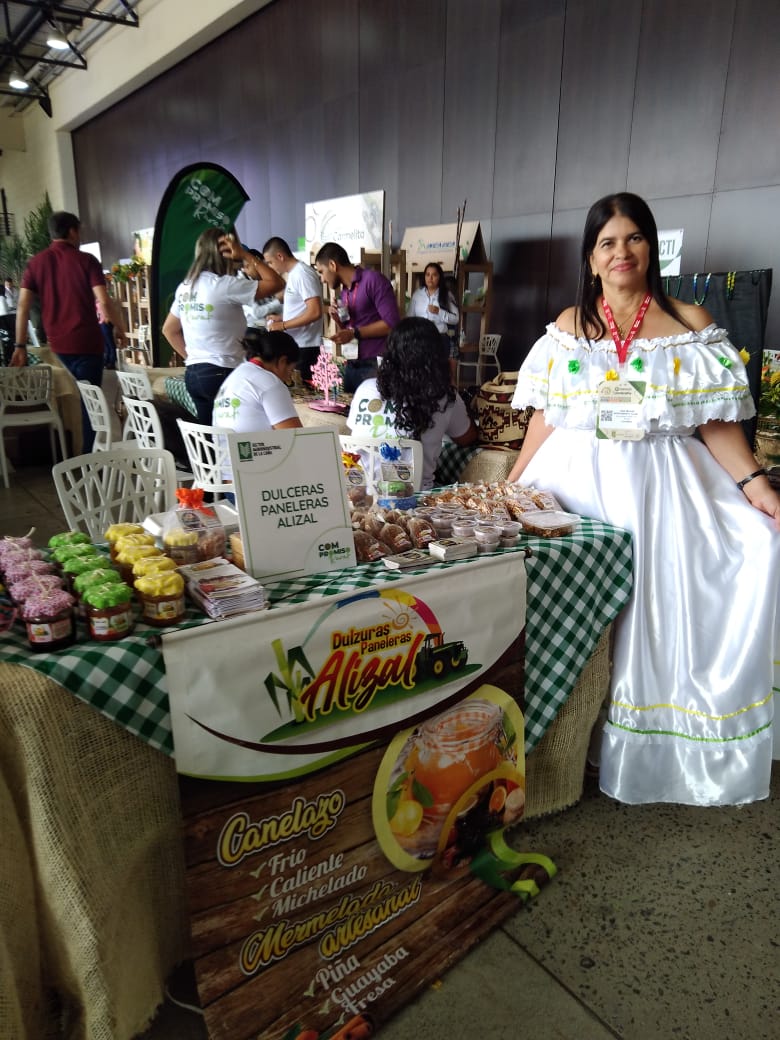 RioCas's tweet photo. El XII Congreso de @TECNICANA, es también un espacio donde #emprendedores del #Valle y #Cauca han promocionado sus productos. Uno de ellos es #DulzurasPanelerasAlizal de #ZarzalValle, una iniciativa que apoyamos como parte de nuestro interés por el #desarrolloterritorial. https://t.co/OBFT1cW95U