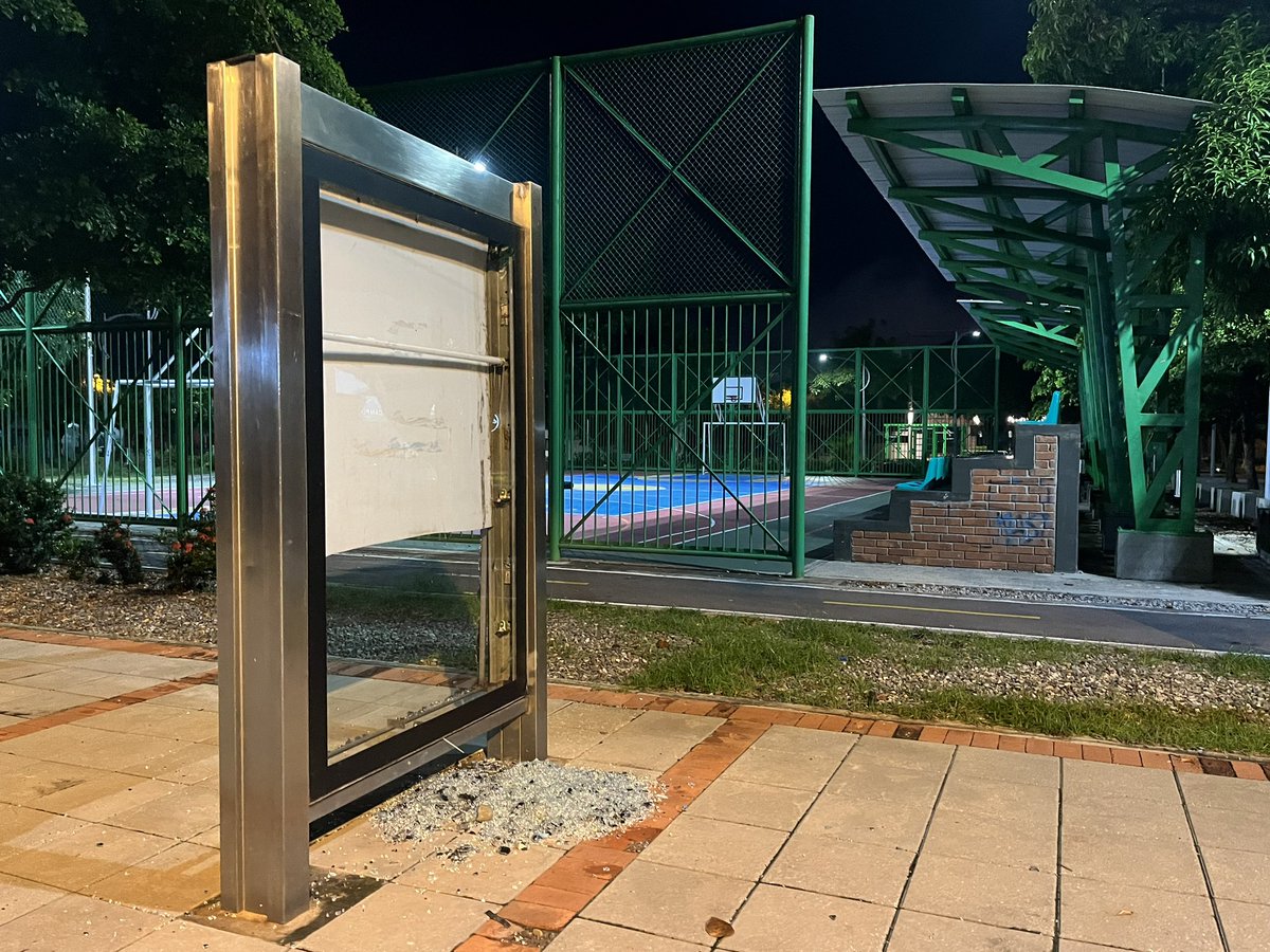 VillaRealista's tweet photo. Los vidrios de esta señalización están desde hace más de 10 días sobre la vía peatonal en el parque Novalito. Quien responde? @portivalledupar @valleduparcivic @Valledupar_SOS @MelloCastroG @EmduparESP https://t.co/fiExW9aAIF