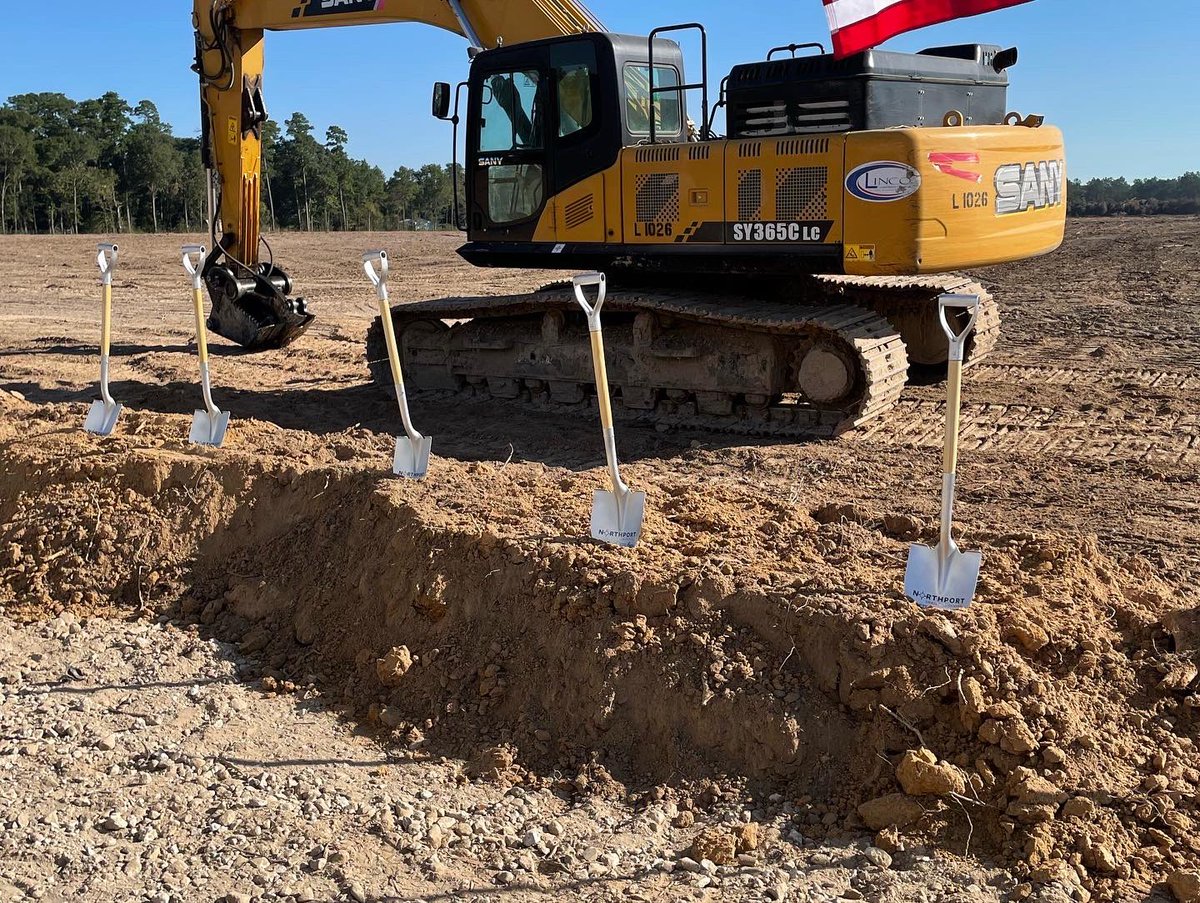 ConroeEDC's tweet photo. Delighted to partner with Lovett Industrial on this amazing project on about 75 acres in #ConroeParkNorth! Celebrated the groundbreaking of their 1.2M-SF NorthPort Logistics Center, a Class A #logistics facility. Thank you to #Conroe Mayor &amp; Council Members for your support! https://t.co/X2AsQRuSvm