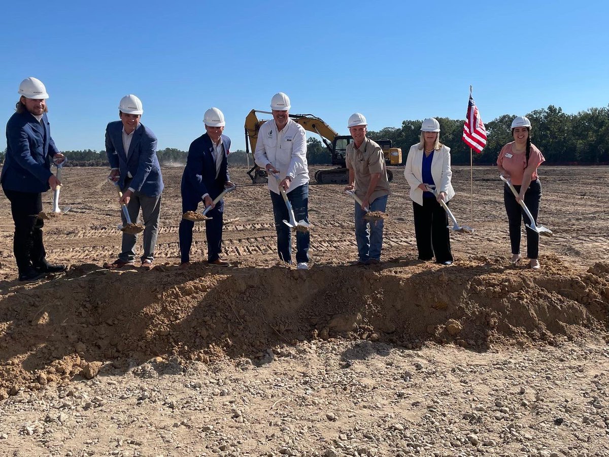 ConroeEDC's tweet photo. Delighted to partner with Lovett Industrial on this amazing project on about 75 acres in #ConroeParkNorth! Celebrated the groundbreaking of their 1.2M-SF NorthPort Logistics Center, a Class A #logistics facility. Thank you to #Conroe Mayor &amp; Council Members for your support! https://t.co/X2AsQRuSvm