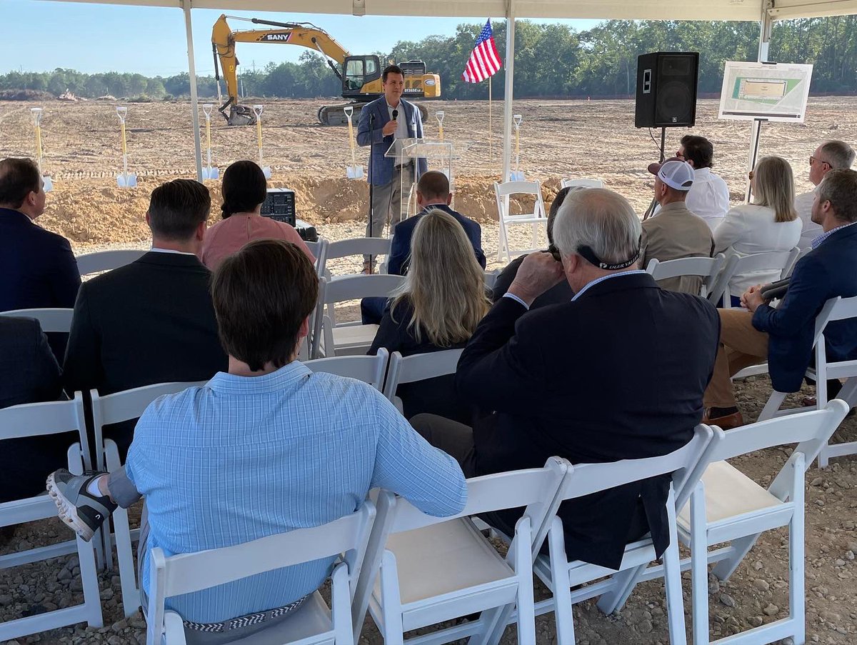 ConroeEDC's tweet photo. Delighted to partner with Lovett Industrial on this amazing project on about 75 acres in #ConroeParkNorth! Celebrated the groundbreaking of their 1.2M-SF NorthPort Logistics Center, a Class A #logistics facility. Thank you to #Conroe Mayor &amp; Council Members for your support! https://t.co/X2AsQRuSvm