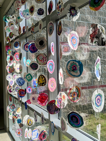 WaterlooSchools's tweet photo. Students @ Lincoln Elementary read 'Creatrilogy' by Peter H. Reynolds, reminding them to make their mark &amp; start their creative journeys. Students from Kdg-5th created dots for a school-wide display for #InternationalDotDay. Staff also dressed up to mark the day! Way to #BeBold! https://t.co/WnXLNNdmpK