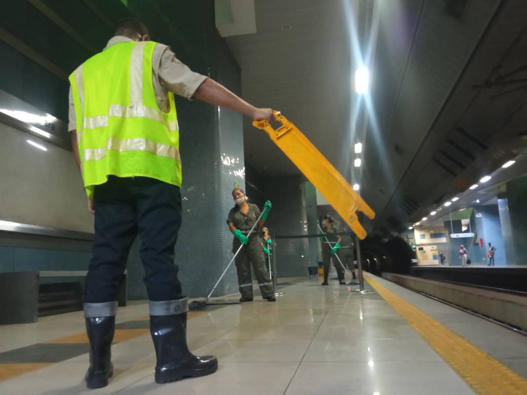 CAMETROVALENCIA's tweet photo. #EnMetro||Una vez más los equipos de #ServiciosGenerales de @CAMETROVALENCIA garantizan eficientemente la #Limpieza y el aseo del sistema, es por ello que se desarrolló jornada de mantenimiento general en las #Estaciones #Lara, #Michelena y #Palotal #ExpoFeriaIránVenezuela2022 https://t.co/02NNHna6mX