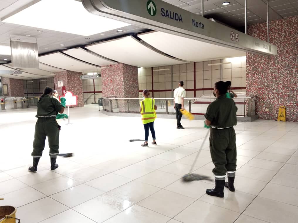 CAMETROVALENCIA's tweet photo. #EnMetro||Una vez más los equipos de #ServiciosGenerales de @CAMETROVALENCIA garantizan eficientemente la #Limpieza y el aseo del sistema, es por ello que se desarrolló jornada de mantenimiento general en las #Estaciones #Lara, #Michelena y #Palotal #ExpoFeriaIránVenezuela2022 https://t.co/02NNHna6mX